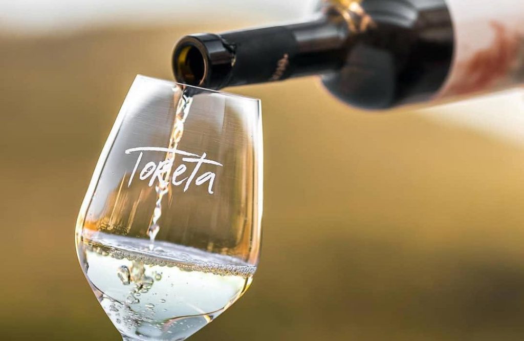 Posip wine bottle and glass