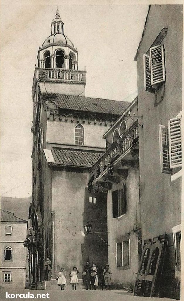 St Mark's Cathedral with Episcopal Treasury - photo from the 1900 s
