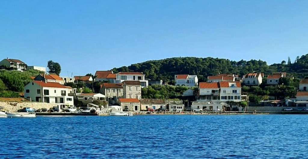 Tatinja suits visitors who want easy access, gentle entry into the water and good restaurants within a short walk